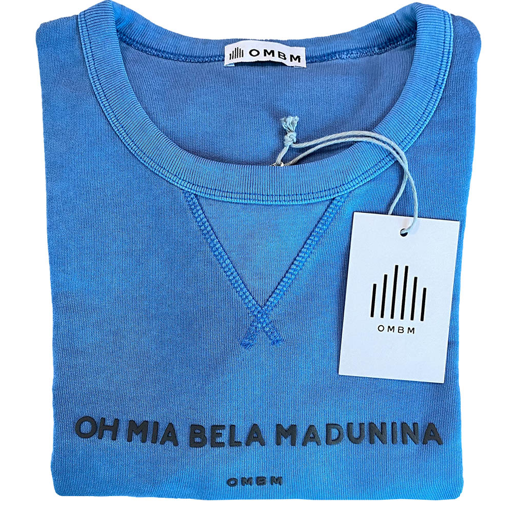 Dettaglio cartellino e collo su felpa cadet blue unisex uomo e donna